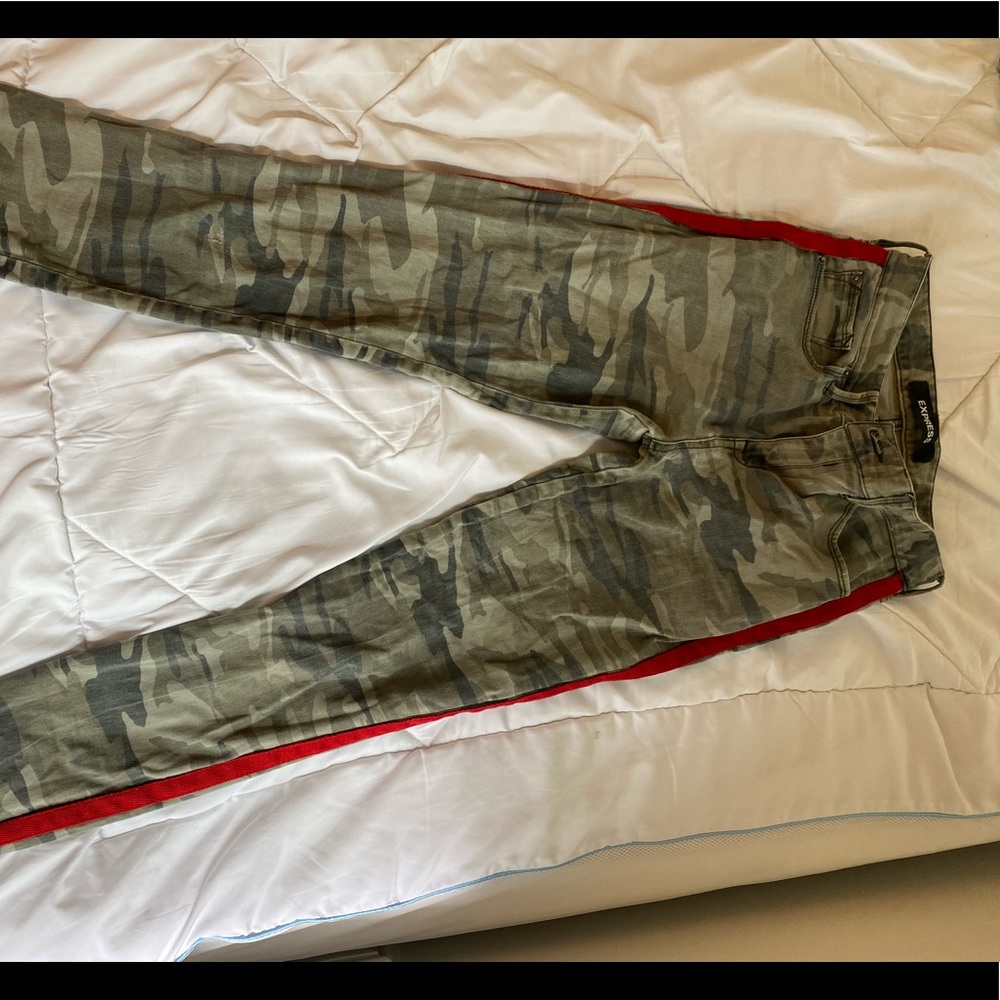 Low rise army print jeans with red stripes